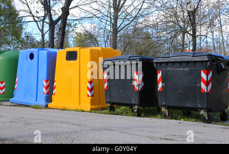 Pour les bacs de collecte de déchets de papier et de collecte des bouteilles en verre et en plastique Banque D'Images