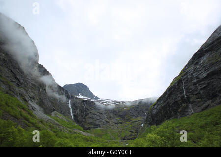 Le Troll Wall en Norvège, majestueuse des montagnes brumeuses de l'été Banque D'Images