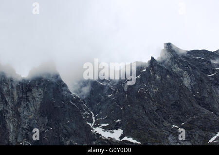 Le Troll Wall en Norvège, majestueuse des montagnes brumeuses de l'été Banque D'Images