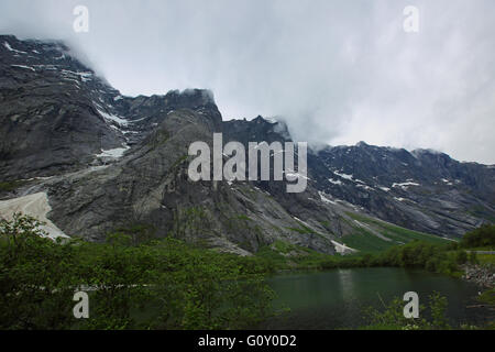 Le Troll Wall en Norvège, majestueuse des montagnes brumeuses de l'été Banque D'Images