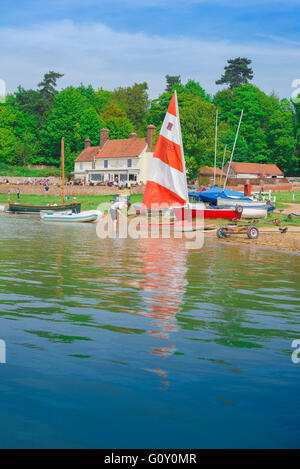 Waldringfield Suffolk, voir des bateaux à voile sur la rivière Deben près du bras de Waldringfield pub dans le Suffolk, Angleterre, Royaume-Uni. Banque D'Images