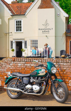 Angleterre country pub, vue sur une moto Triumph stationné à l'extérieur d'un pub à Waldringfield, Suffolk, Angleterre. Banque D'Images