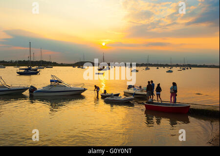 Paysage fluvial du Suffolk, vue sur les gens lors d'une soirée d'été sur une petite jetée en bois de la rivière Deben, Ramsholt, Suffolk, Angleterre, Royaume-Uni Banque D'Images