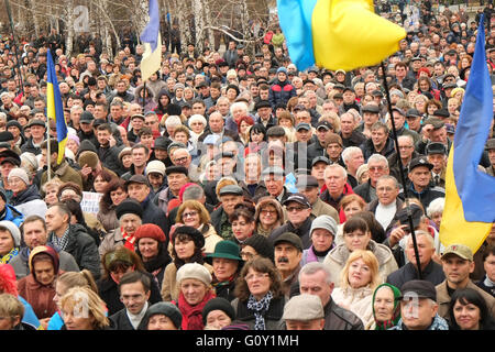 Kryvyï rih, Ukraine - le 22 novembre 2015 : foule de gens avec des drapeaux ukrainiens à la réunion contre la falsification de mayoral el Banque D'Images