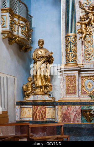 Statue de saint Pierre dans l'église de Santa Maria sopra Minerva à Assise, Italie. Figure reconnaissable par les symboles et les touches Banque D'Images