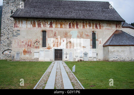 La paroi latérale de l'église San Vigilio dans Pinzolo Trentin-Haut-Adige en Italie. Fresque de Simone II Baschenis 1539 Banque D'Images