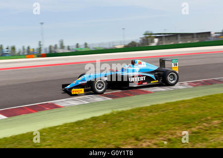 Misano Adriatico, Italie - 10 Avril 2016 : Une Tatuus F4 T014 Abarth de Jenzer Motorsport, Équipe entraînée par Van Uitert Job Banque D'Images