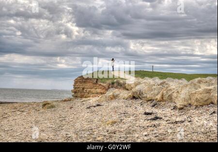 Femme debout sur la falaise, La Flotte, Ile de Re, La Rochelle, France Banque D'Images