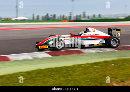 Misano Adriatico, Italie - 10 Avril 2016 : Une Tatuus F4 T014 Abarth de Prema Power Team, Équipe entraînée par Vip Juri, le championnat de F4 Italienne Powered by Abarth à Misano World Circuit Banque D'Images