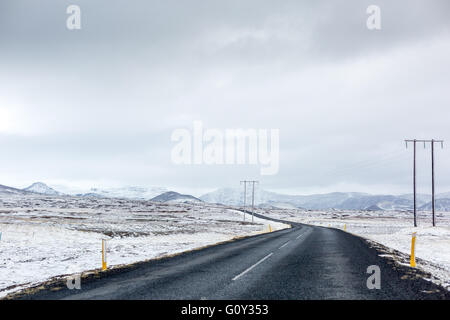 Une route à travers un paysage de neige en Islande Banque D'Images