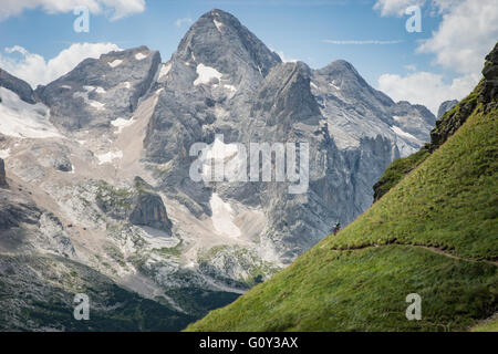 L'homme et la femme vtt le long trail, Dolomites, Italie près de Glacier Marmolada Banque D'Images