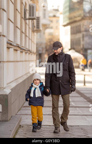 Père et fils marche main dans la main Banque D'Images