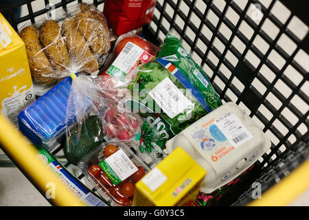 Panier plein de provisions et des légumes frais dans un supermarché de l'Islande Banque D'Images