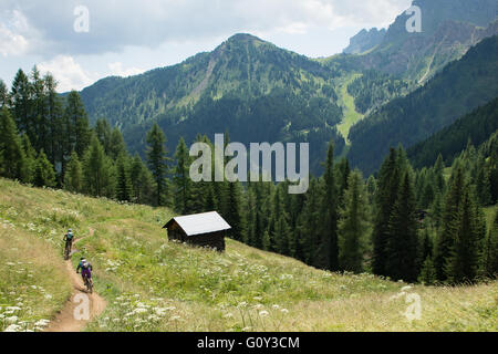 Deux adultes du vélo en montagne Dolomites, Italie Banque D'Images