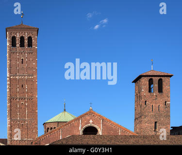 Façade de la cathédrale de Saint Ambroise de Milan, Italie Banque D'Images