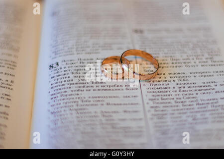 Deux anneaux de mariage sur une bible Banque D'Images