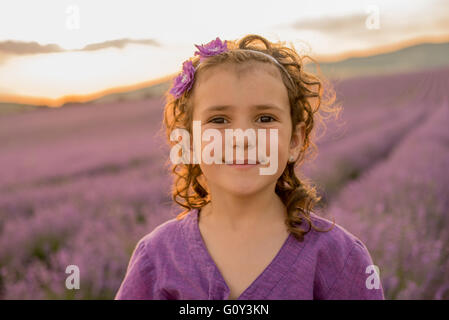 Portrait of a Girl standing in champ de lavande, Kazanlak, Bulgarie Banque D'Images