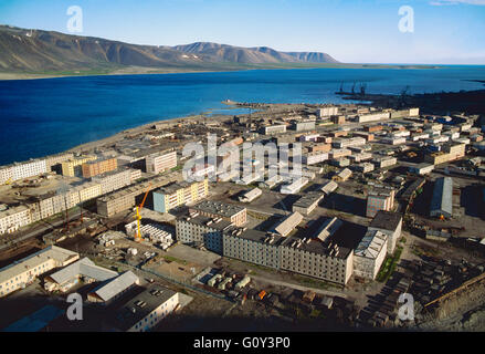 Vue aérienne de la ville portuaire de Sibérie ; Egvekinot Région de Magadan, Mer de Béring ; Fédération de Russie ; ex-Union soviétique URSS Banque D'Images