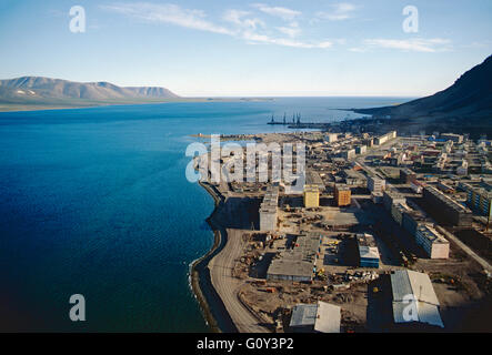 Vue aérienne de la ville portuaire de Sibérie ; Egvekinot Région de Magadan, Mer de Béring ; Fédération de Russie ; ex-Union soviétique URSS Banque D'Images