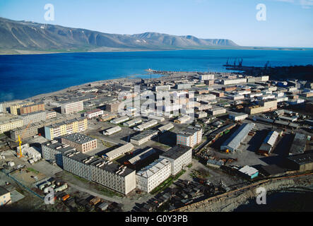 Vue aérienne de la ville portuaire de Sibérie ; Egvekinot Région de Magadan, Mer de Béring ; Fédération de Russie ; ex-Union soviétique URSS Banque D'Images