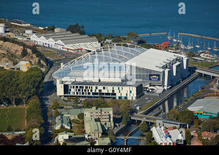 Forsyth Barr Stadium, et le port d'Otago, Dunedin, Nouvelle-Zélande, île du Sud - vue aérienne Banque D'Images