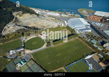 Des terrains de sport à Logan, parc et Forsyth Barr Stadium, Dunedin, île du Sud, Nouvelle-Zélande - vue aérienne Banque D'Images