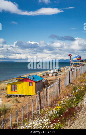 Cabanes de pêche rustique sur le détroit de Magellan, près de Punta Arenas, en Patagonie, au Chili, en Amérique du Sud. Banque D'Images