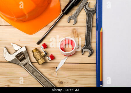 Mise en place de divers outils manuels et électriques sur une table en bois Banque D'Images