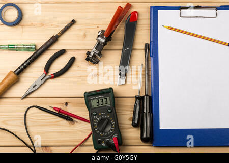 Mise en place de divers outils à main et électriques sur une table en bois Banque D'Images