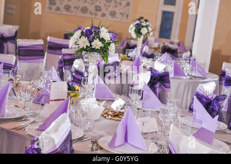 Table de mariage avec la plaque, nappes, couverts de couleur mauve Banque D'Images