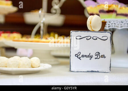 Candy bar signe avec macaron orange sur le dessus Banque D'Images