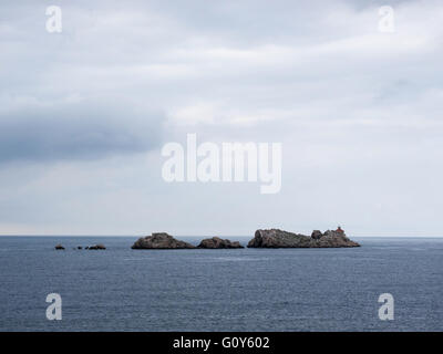 Phare sur petite île rocheuse Banque D'Images