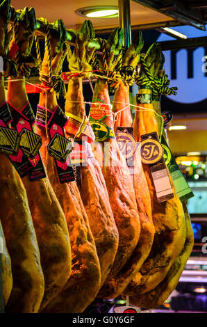 Jambons Iberico sur un étal dans Mercat de Sant Josep de la Boqueria, un marché de Ciutat Vella Barcelona La Catalogne Espagne Banque D'Images