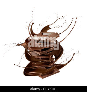 Splash autour de chocolat liquide pile de blocs de chocolat, isolated on white Banque D'Images