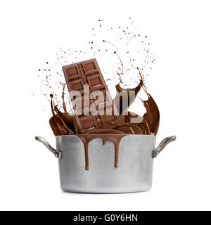 Carter en aluminium avec un liquide chaud, chocolat splash isolated on white Banque D'Images