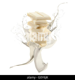 Chocolat blanc splash liquide autour de la pile de blocs de chocolat, isolated on white Banque D'Images