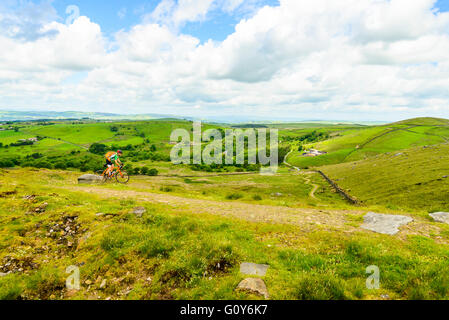 Le cycliste ou le gravier de cyclocross vélo sur le Pennine Bridleway décroissant du Extwistle Moor Lancashire Banque D'Images