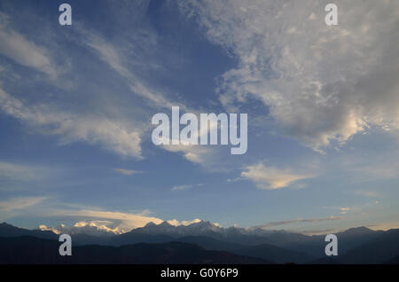 Mt.Kanchenjunga, la troisième plus haute montagne au monde, à 8586 mètres, au lever du soleil avec les nuages suspendus autour, Sikkim, Inde Banque D'Images