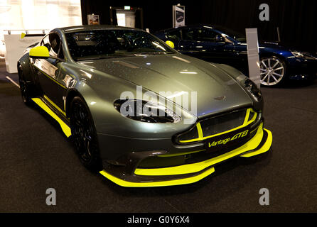 Vue de trois-quarts d'une Aston Martin Vantage GT8 en exposition statique au Salon automobile de Londres 2016 Banque D'Images