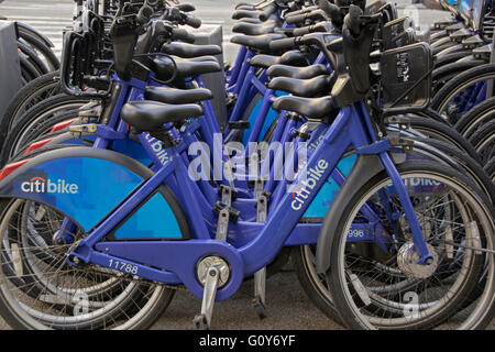 L'une des 330 stations d'accueil pour la location de vélo, Citi celui-ci sur le lieu de l'université, Greenwich Village, New York City. Banque D'Images