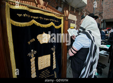 Un homme juif orthodoxe anonyme priant devant une arche sacrée à Brooklyn, New York City Banque D'Images