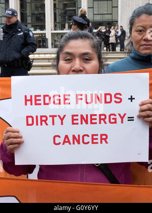 Femme d'Amérique latine protestant sur les hedge funds en face du Lincoln Center dans l'Upper West Side de Manhattan, New York. Banque D'Images