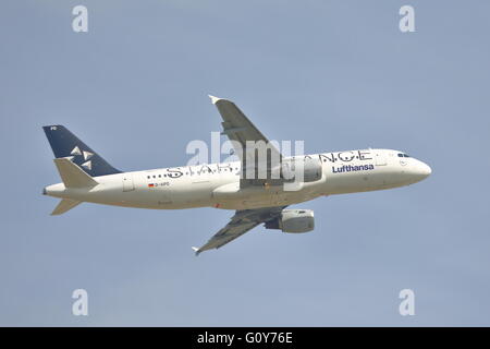 Lufthansa Airbus A320-211 D-AIPD en partant de l'aéroport Heathrow de Londres, UK Banque D'Images