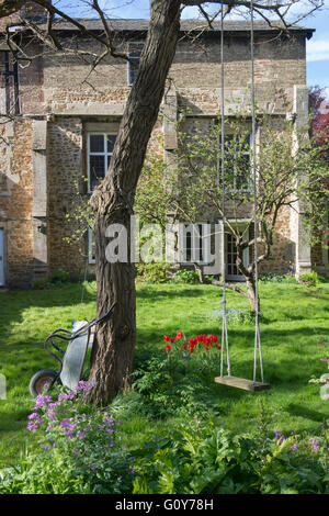 Jardin avec balançoire et arbre en brouette, Uzès, France Banque D'Images