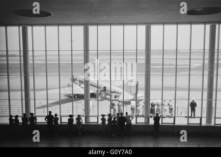 Les visiteurs de regarder les avions par la fenêtre principale de la salle d'attente à l'Aéroport Municipal de Washington DC USA par Jack Delano pour Farm Security Administration Juillet 1941 Banque D'Images