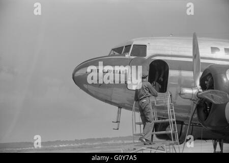 Le chargement des bagages sur l'aéroport municipal d'avion Washington DC USA par Jack Delano pour Farm Security Administration Juillet 1941 Banque D'Images