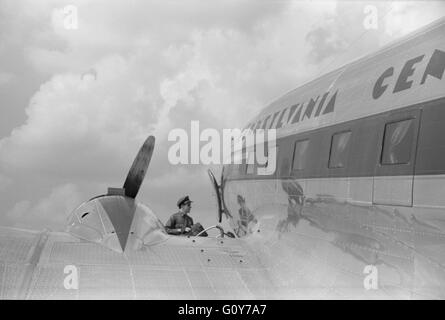 Le chargement des bagages sur l'aéroport municipal d'avion Washington DC USA par Jack Delano pour Farm Security Administration Juillet 1941 Banque D'Images