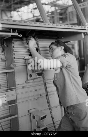 Travailleuse de l'installation du câblage électrique dans le fuselage, Vultee Aircraft Company, Nashville, Tennessee, USA, par Jack Delano pour Office de la guerre, de l'Information Août 1942 Banque D'Images