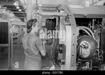 Travailleuse de l'installation du câblage électrique dans le fuselage, Vultee Aircraft Company, Nashville, Tennessee, USA, par Jack Delano pour Office de la guerre, de l'Information Août 1942 Banque D'Images