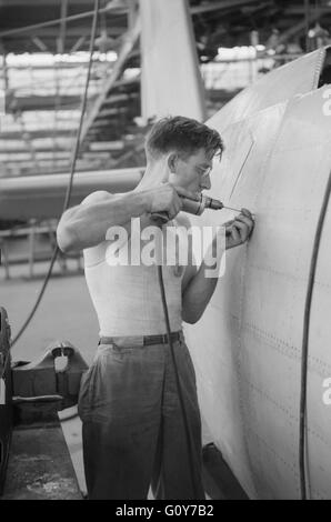 Perçage pour le travailleur dans un fuselage rivets sur une ligne creuse, Vultee Aircraft Company, Nashville, Tennessee, USA, par Jack Delano pour Office de la guerre, de l'Information Août 1942 Banque D'Images